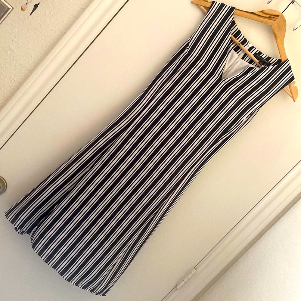 Banana Republic light weight, lined dress. 100% polyester Size 6 Women’s